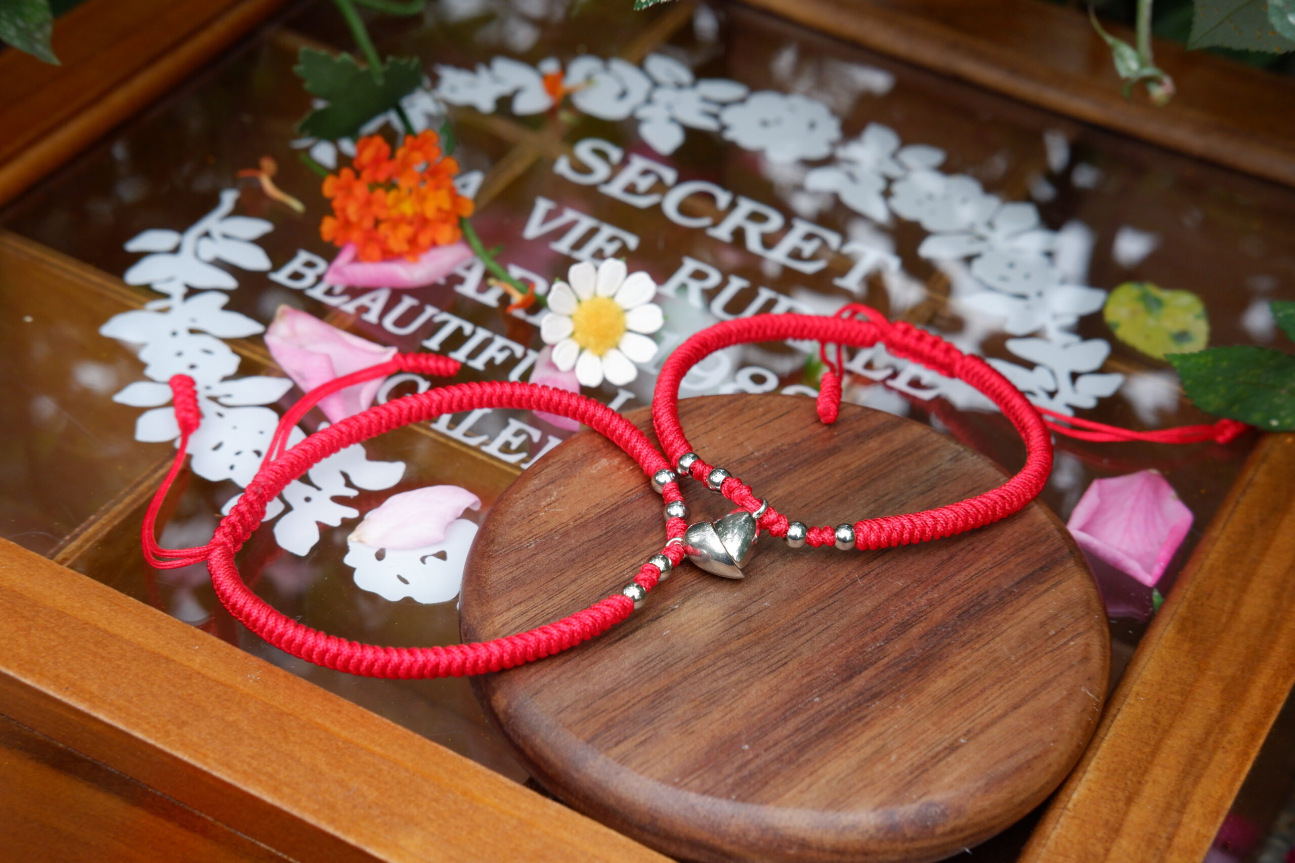 HOW TO MAKE MAGNETIC RED COUPLE BRACELET￼